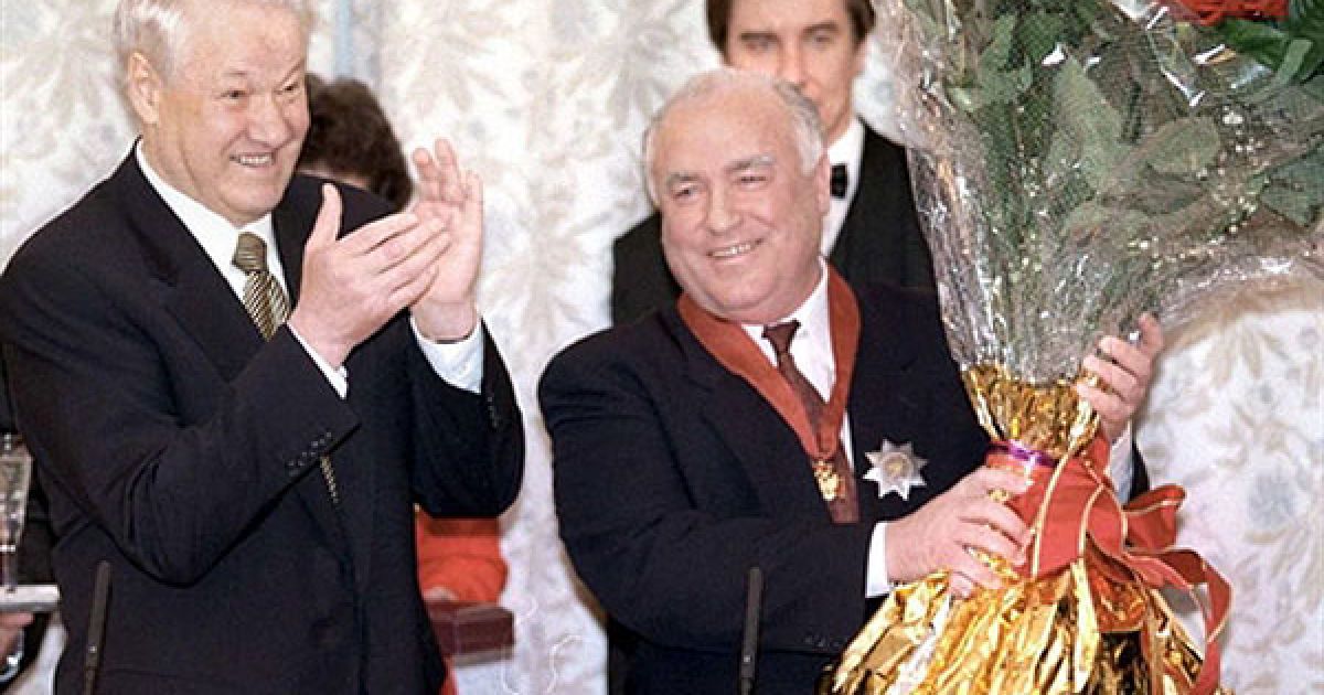 Москва, 1998 рік. Борис Єльцин нагородив Віктора Черномирдіна орденом "За заслуги перед Батьківщиною" / © AFP