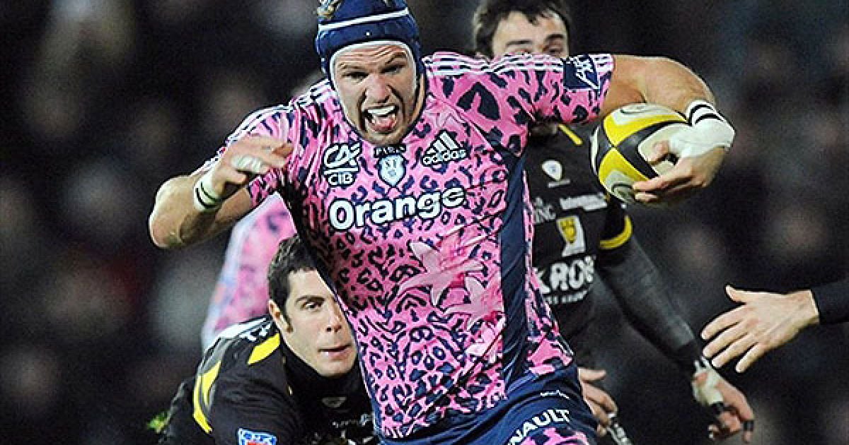 Франція, Ла-Рошель. Гравець команди "Стейд Франкас" Джеймс Хаскелл працює з м'ячем під час матчу з регбі Французької ліги між "Ла-Рошель" і "Стейд Франкас" на стадіоні Марселя Дефландра у Ла-Рошель. / © AFP