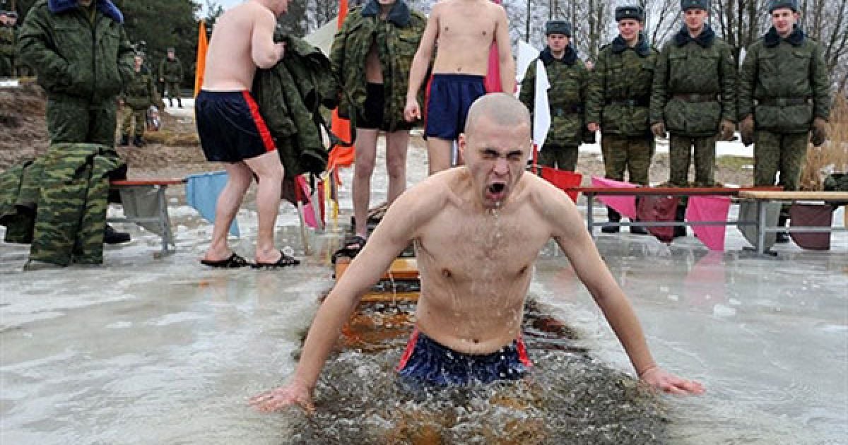 Білорусь, Івацевичі. Білоруські солдати занурюються у крижані води під час святкування Водохреща поблизу міста Івацевичі. / © AFP