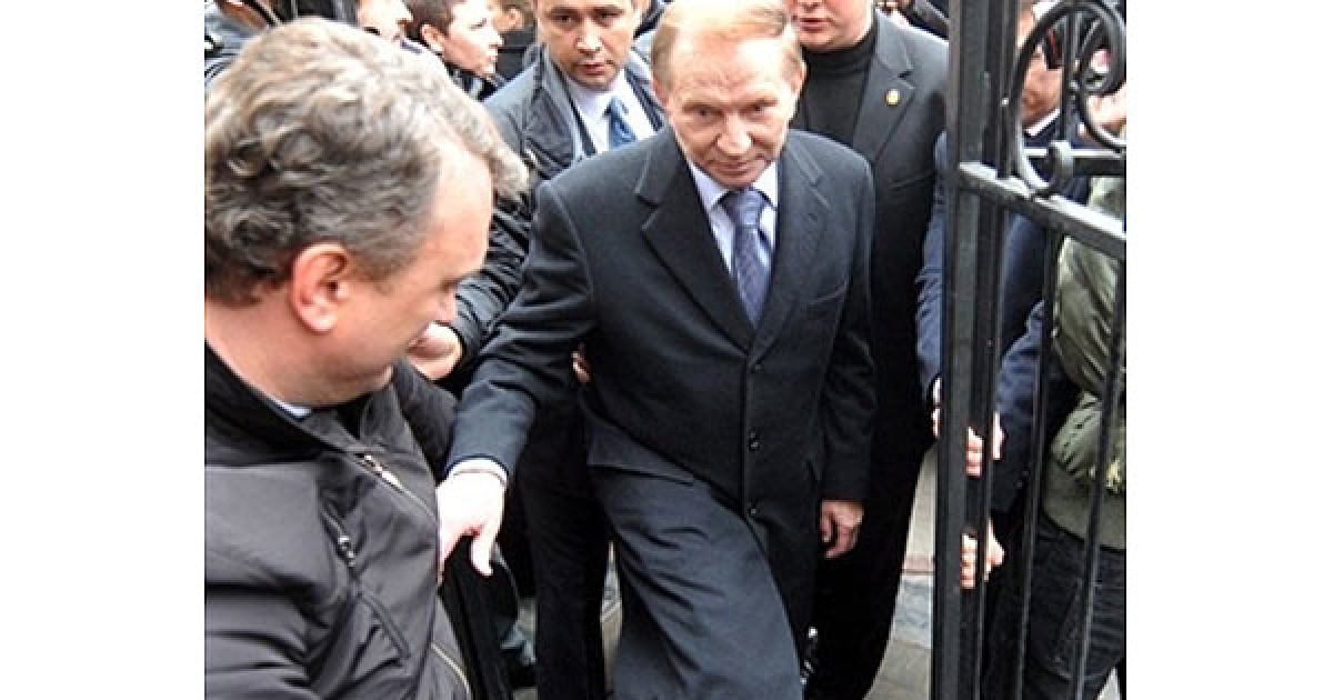 Україна, Київ. Екс-президент України Леонід Кучма прибув до Генеральної прокуратури на допит. Кучма заявив, що готовий пройти крізь пекло, щоб довести, що він не винен у вбивстві журналіста Георгія Ґонґадзе. / © AFP
