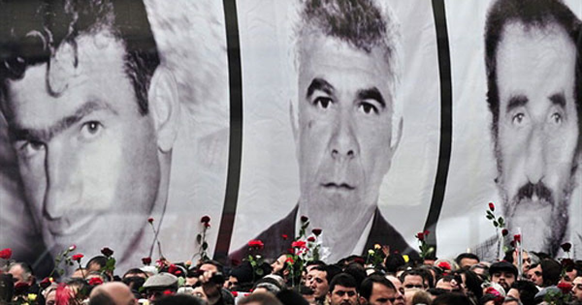 Албанія, Тірана. Протестуючі тримають квіти перед гігантськими портретами жертв смертельних заворушень останніх тижнів. Перед офісом прем'єр-міністра Албанії Салі Беріша провели антиурядову демонстрацію. Албанська опозиція кинула виклик міжнародному співтовариству і готується до інших антиурядових протестів. / © AFP