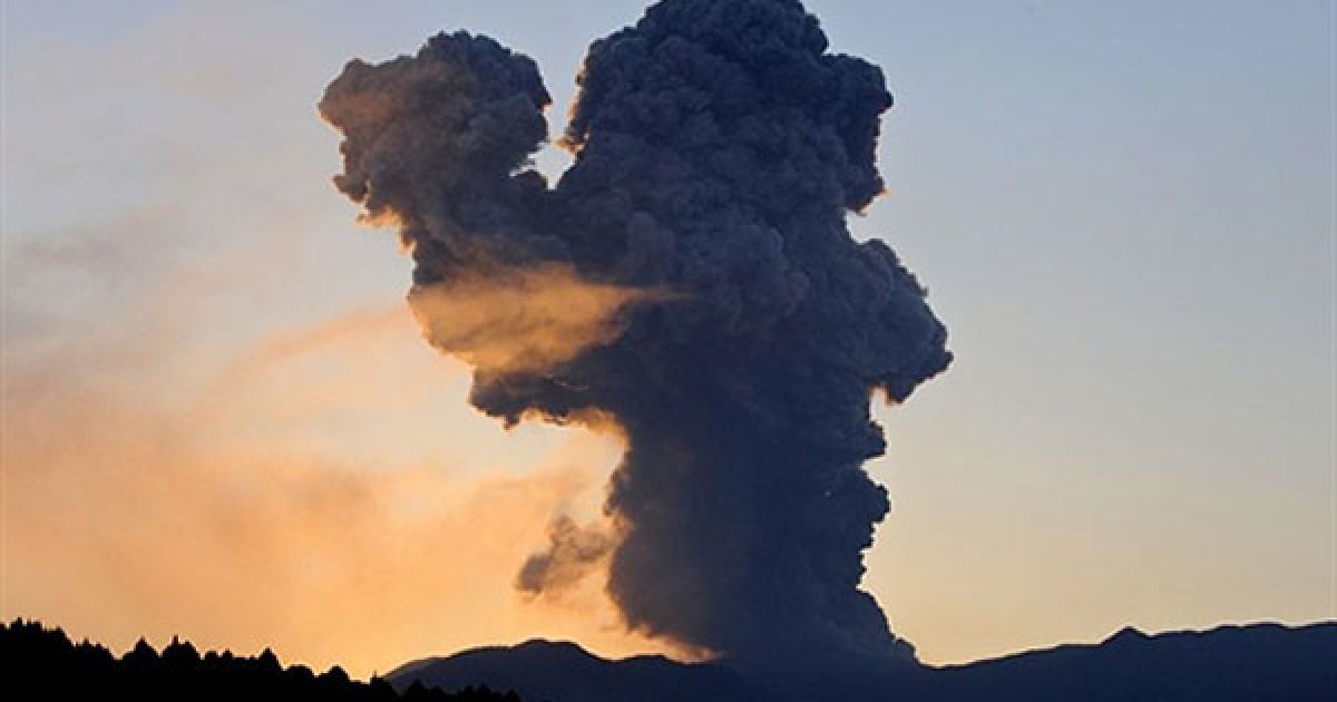 Японські телеканали транслюють кадри, на яких видно як потоки розжареної магми і хмари вулканічного попелу буквально вистрілюють з жерла вулкана.