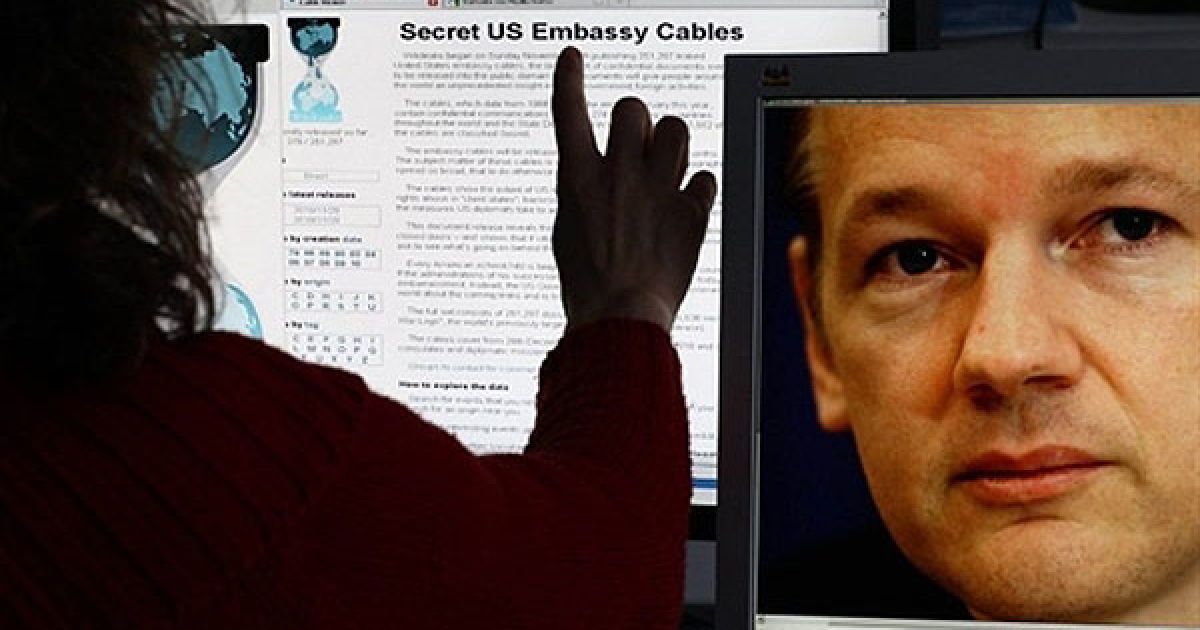 Німеччина, Шверін. Жінка роздивляється сайт WikiLeaks із фотографією
засновника WikiLeaks Джуліана Ассанжа. Сайт WikiLeaks стикається з
реакцією світу на висвітлення секретних американських дипломатичних
документів. / © AFP