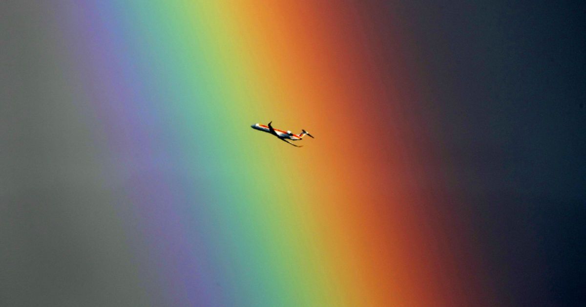 Літак на тлі веселки над Середземним морем у Ніцці, Франція. (AP Photo / Lionel Cironneau)