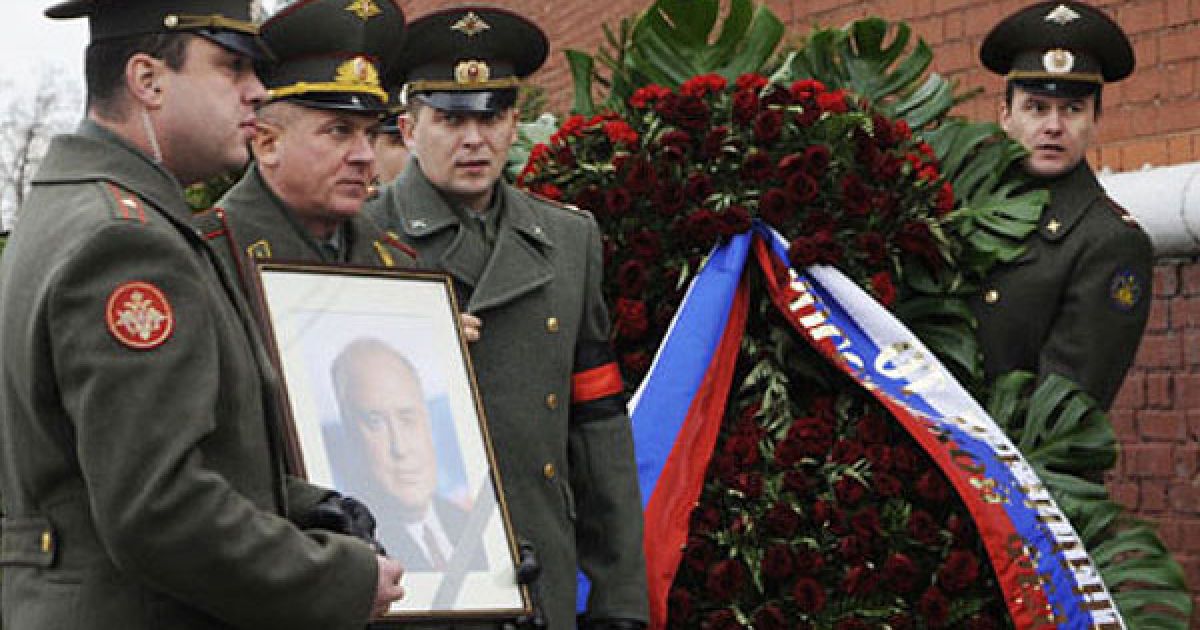 У службі взяли участь намісник Свято-Данилова монастиря архімандрит Алексій, патріарші диякони Андрій Мазур і Володимир Назаркін, духовенство Москви. / © dni.ru