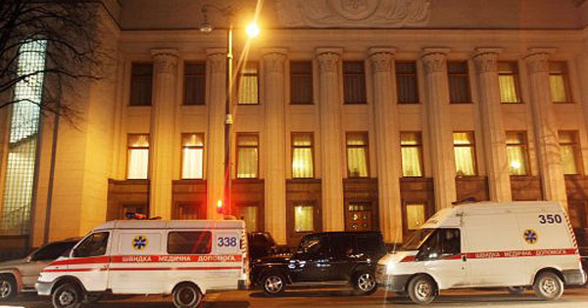 В результаті інциденту кількох опозиціонерів забрала швидка допомога. / © УНІАН