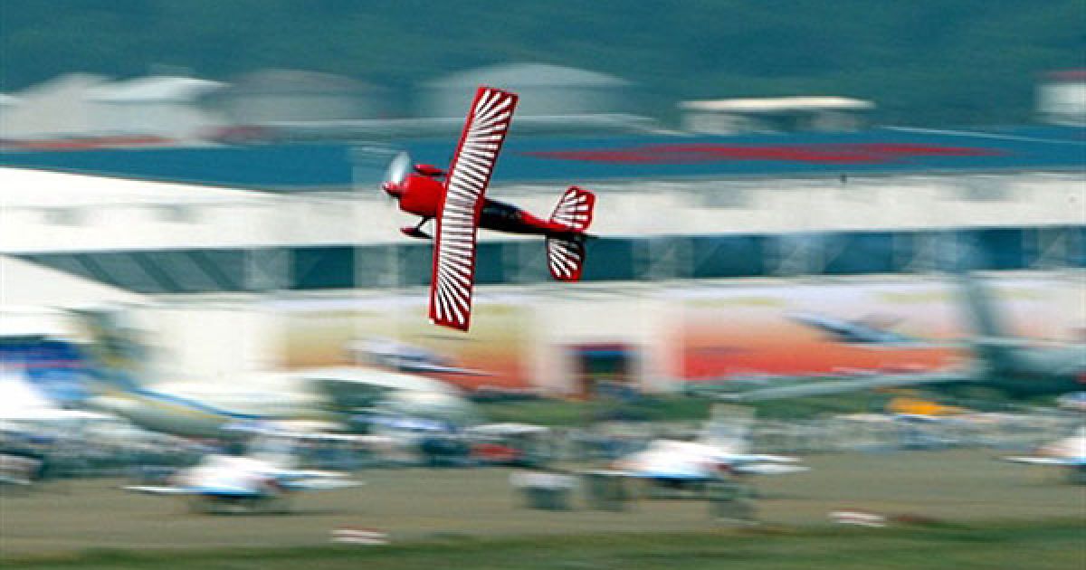Виступ американського Red Eagle на авіасалоні "Airshow China 2010" / © AFP
