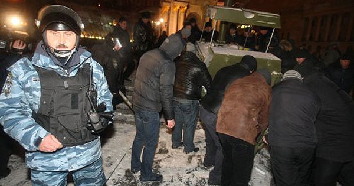 В центрі Києва під наглядом озброєної міліції комунальники знесли наметове містечко підприємців, які протестували проти Податкового кодексу. / © УНІАН