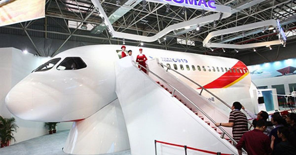 Презентація прототипа C919 на авіасалоні "Airshow China 2010" / © AFP