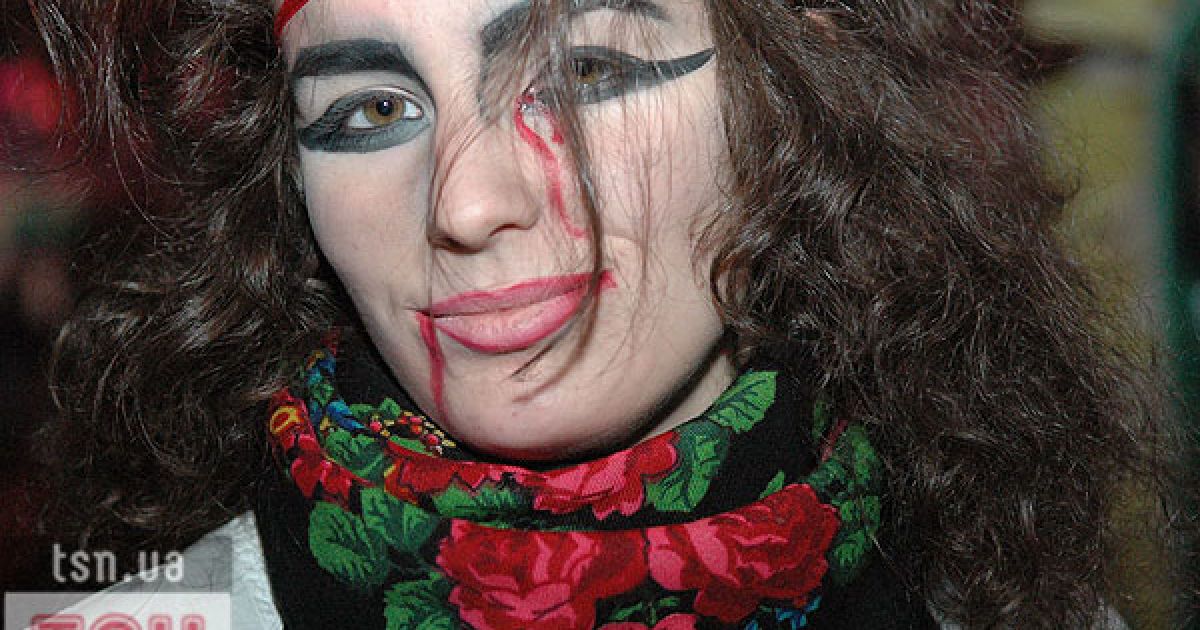 Українські зірки на один вечір перетворились на вампірів, "мертвих наречених", чортів і привидів.