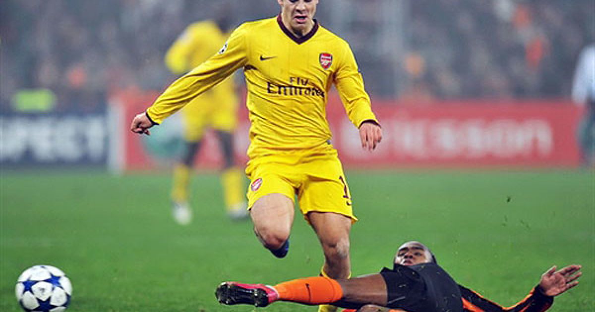 Джек Уїлшир перелітає через Вілліана / © AFP