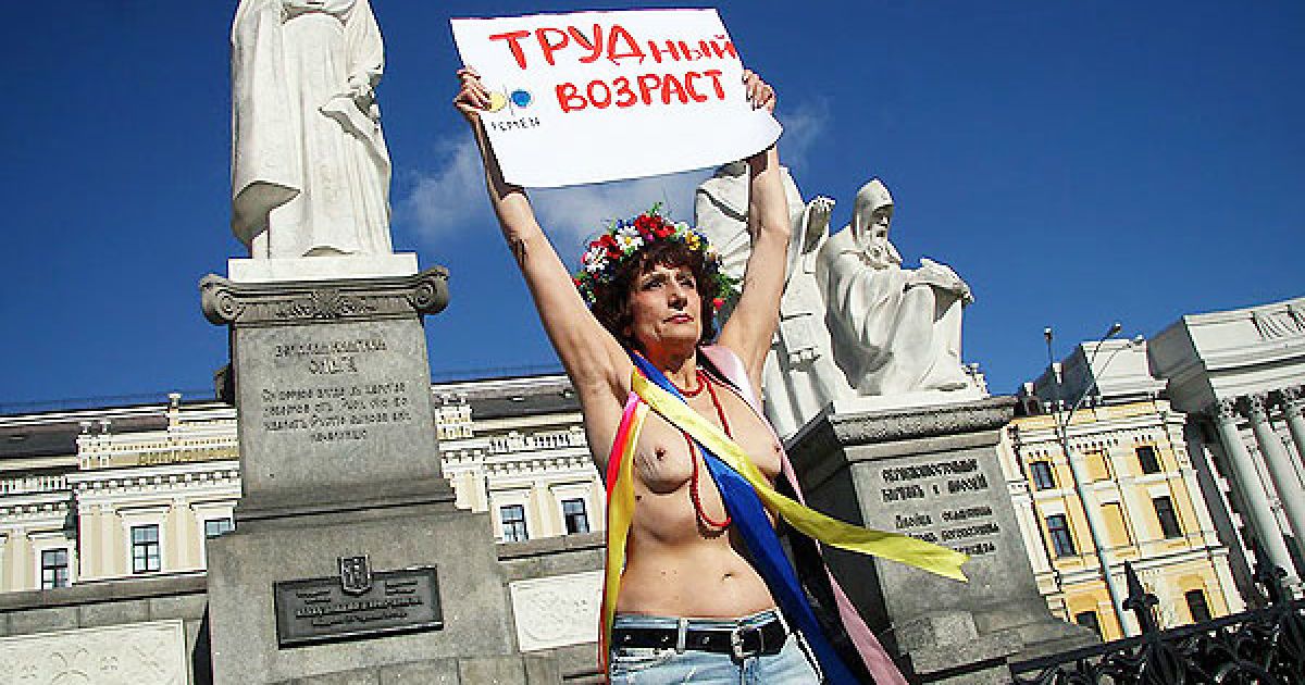 63-річна активістка руху FEMEN влаштувала топлес-акцію на знак протесту проти підвищення пенсійного віку у жінок. / © Жіночий рух FEMEN