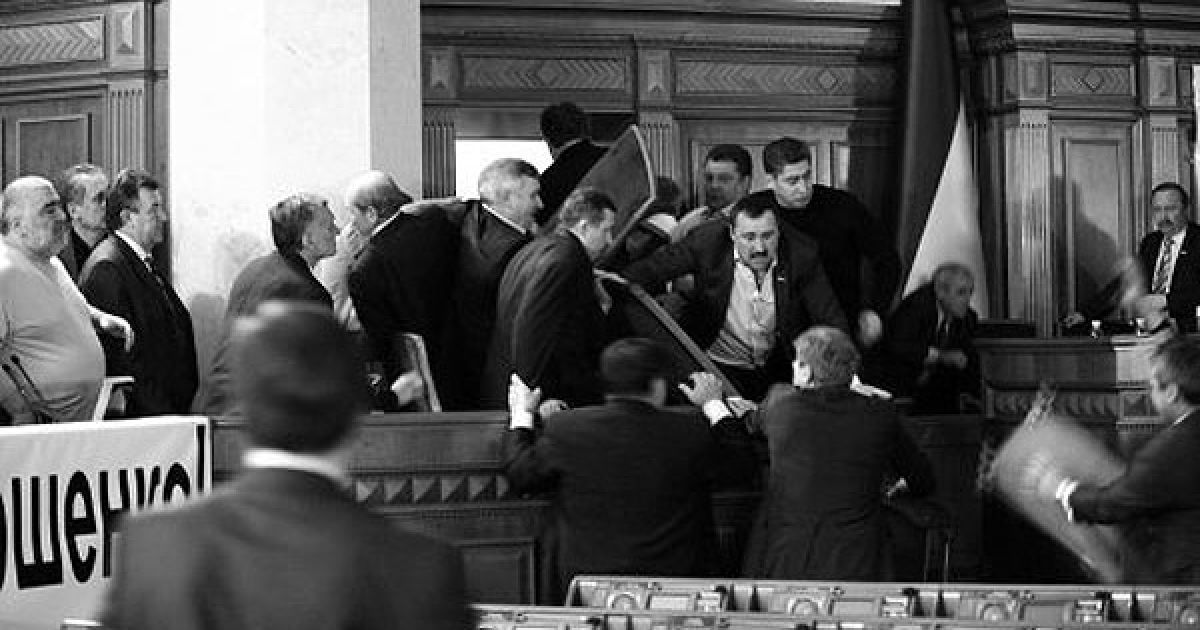 Під час бійки з &ldquo;регіоналами&rdquo; постраждали депутати з фракції &ldquo;БЮТ- Батьківщина&rdquo; Василь Кравчук та Юрій Гнаткевич. / © УНІАН