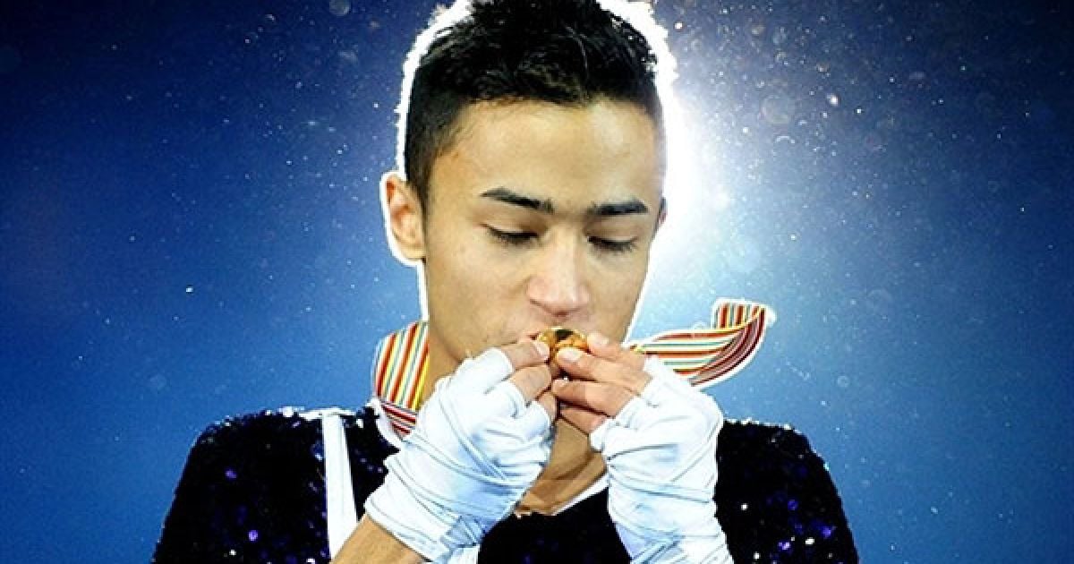 Швейцарія, Берн. Французький фігурист Флоран Амодіо цілує свою золоту медаль під час нагородження. Амодіо став золотим призером Чемпіонату Європи з фігурного катання. / © AFP