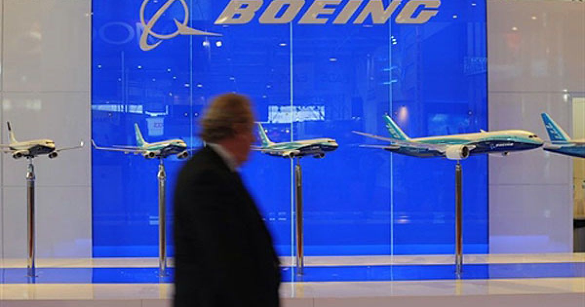 Відвідувач "Airshow China 2010" проходить повз стенд компанії Boeing. / © AFP