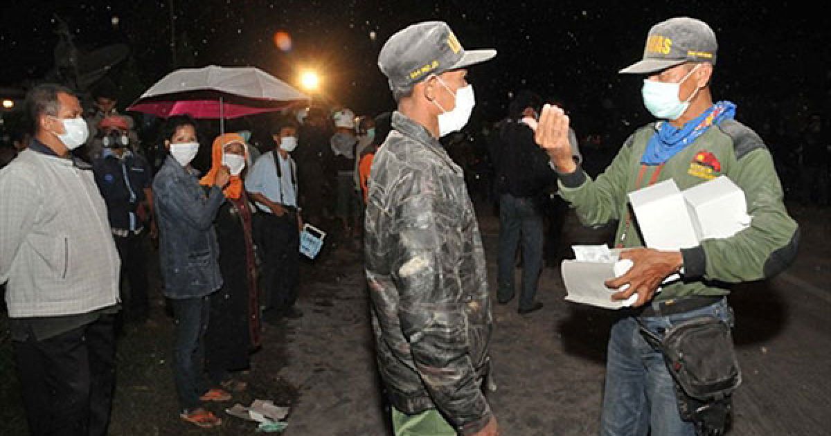 Вулкан перейшов до стадії вибухового виверження і зробив серію потужних викидів вулканічного попелу. / © AFP