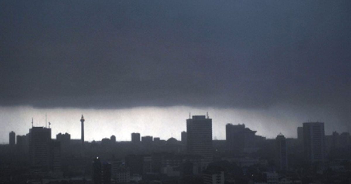 Чорні хмари у небі над Джакартою. Цього року Індонезія буде змушена імпортувати рис та інші сільськогосподарські товари, оскільки врожай було знищено повенями. / © AFP