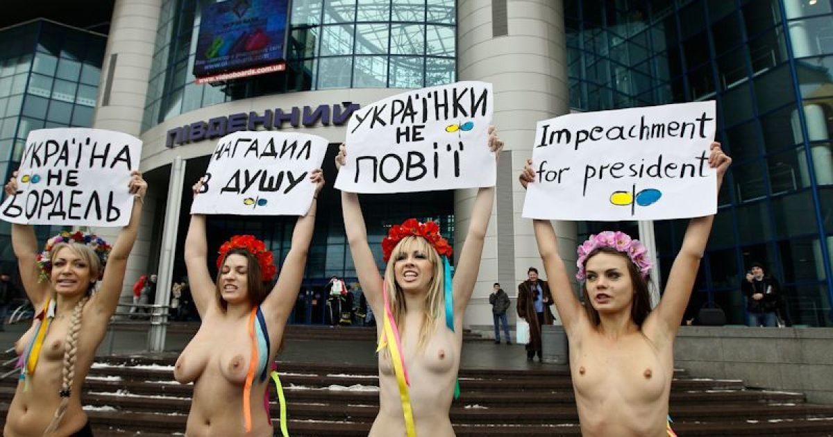 Активістки руху FEMEN виступили проти принизливих для жінок України заяв президента Януковича, які він зробив на саміті у Давосі. / © femen.livejournal.com