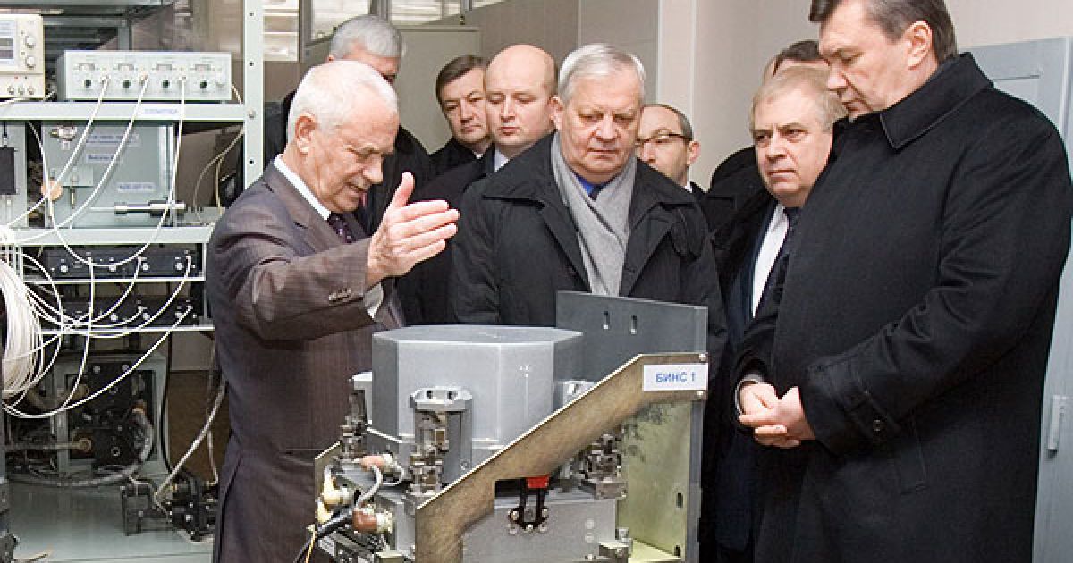 Глава держави ознайомився із виробництвом на заводі Хартрон / © President.gov.ua