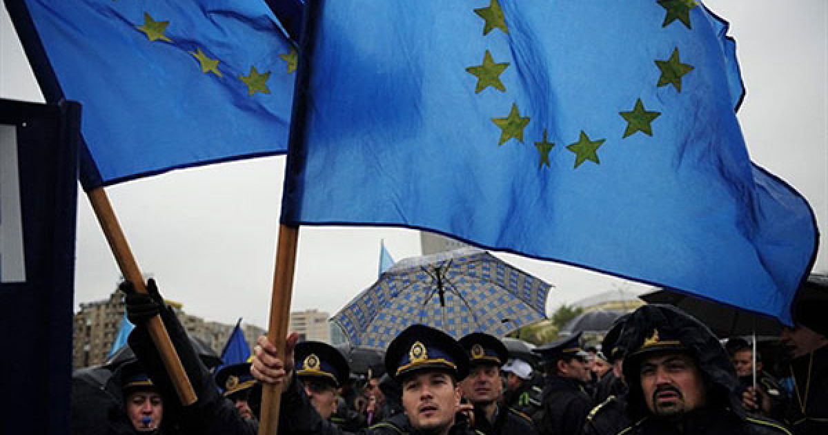 Румунія, Бухарест. Румунські охоронці приєдналися до членів профспілок, які провели антиурядову акцію протесту перед будівлею парламенту Румунії в Бухаресті. Близько 80 тисяч членів профспілок взяли участь у демонстрації проти суворих заходів економії, що вживає уряд Румунії. / © AFP