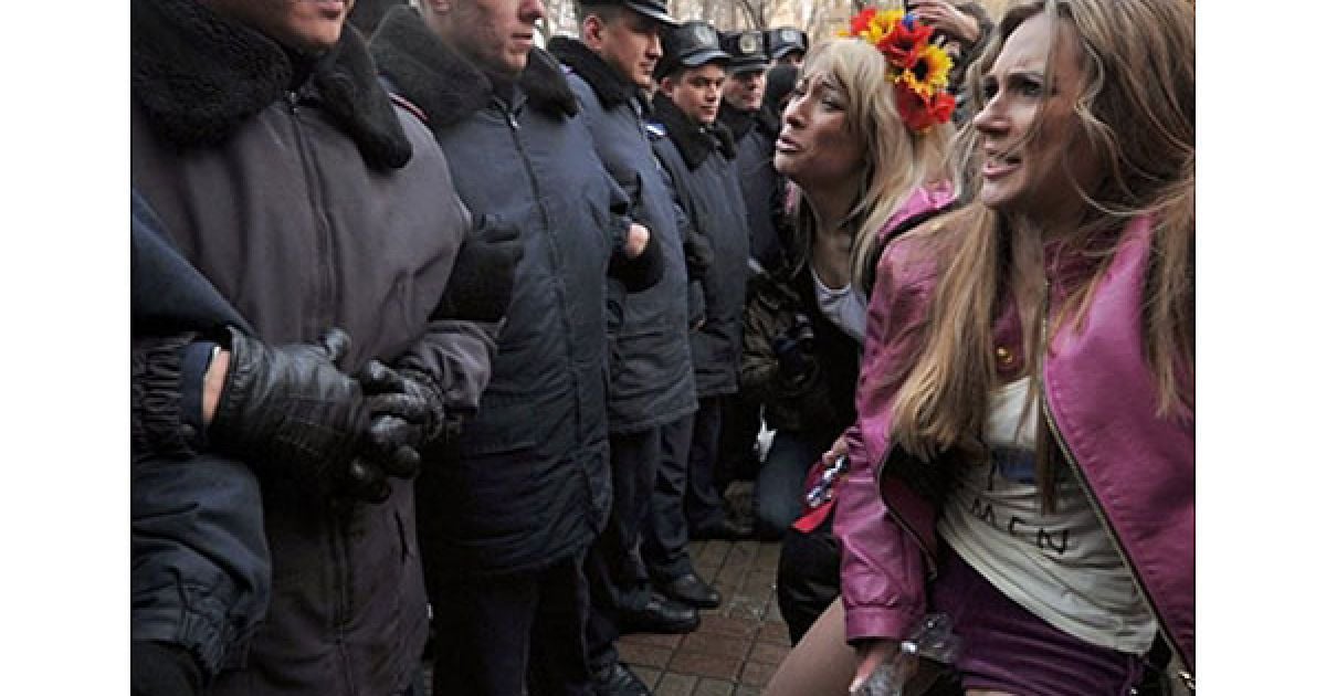 Під час акції протесту дівчата за допомогою пластикових пляшок з водою імітували процес сечовипускання "по-чоловічому". / © AFP