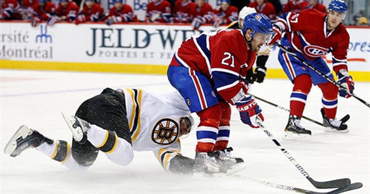 Канада, Монреаль. Гравець "Montreal Canadiens" Брайан Джіонта намагається відібрати шайбу у гравця "Boston Bruins" Джонні Бойчука під час гри НХЛ у центрі Белл в Монреалі. / © AFP