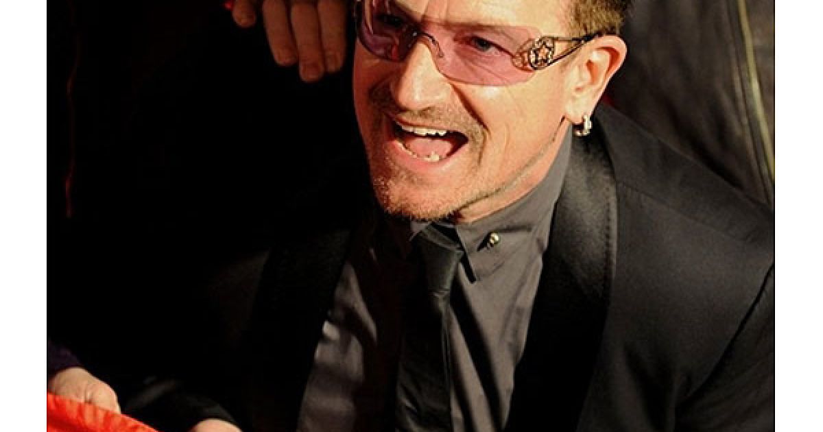 Австралія, Сідней. Співак Боно тримає в руках червону стрічку під час
урочистої церемонії у Сіднеї. Будівлю Сіднейської Опери та пілони
мосту Sydney Harbour Bridge було "пофарбовано" у червоний колір в
рамках проекту, коли більше 80 пам'яток у 13 країнах світу будуть
підсвітлені червоним світлом, аби допомогти підвищити обізнаність
людей у боротьбі з епідемією СНІДу. Всесвітній день боротьби зі СНІДом
відзначають 1 грудня. / © AFP