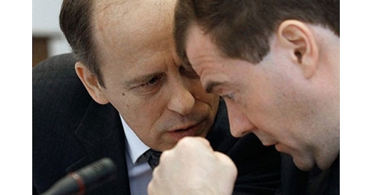 Росія, Беслан. Президент Росії Дмитро Мєдвєдєв розмовляє з головою Федеральної служби безпеки Олександром Бортниковим під час зустрічі з членами Національного антитерористичного комітету у Владикавказі. / © AFP