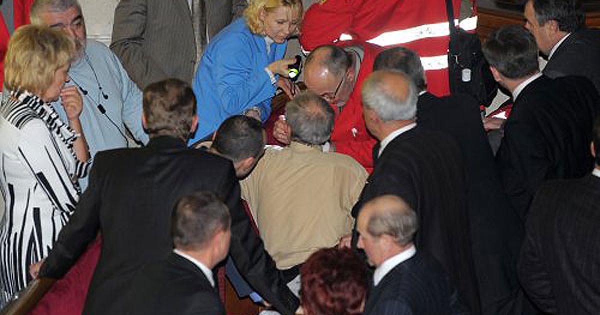 В результаті інциденту кількох опозиціонерів забрала швидка допомога. / © УНІАН