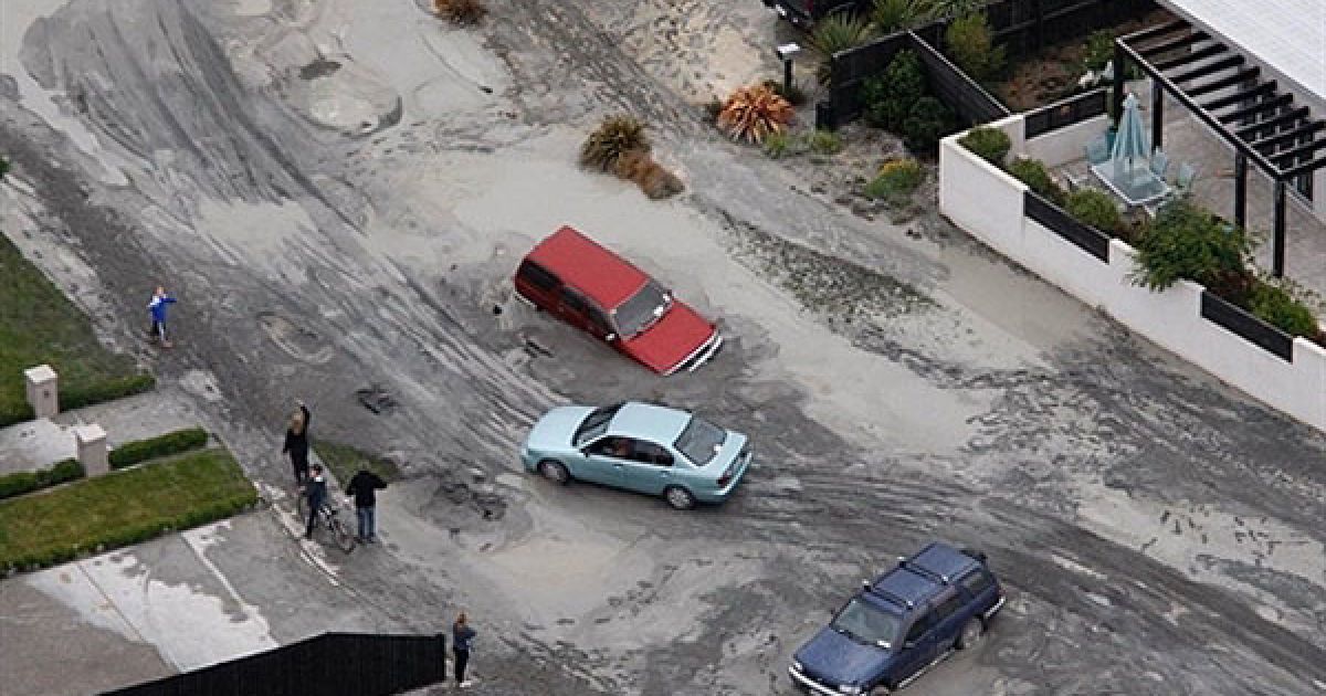 До ліквідації наслідків стихії залучено всі наявні ресурси, включаючи пожежників, поліцію і військовослужбовців / © AFP