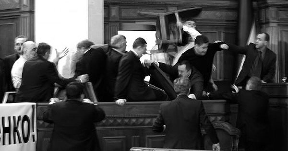 Під час бійки в сесійну залу летіли крісла / © УНІАН