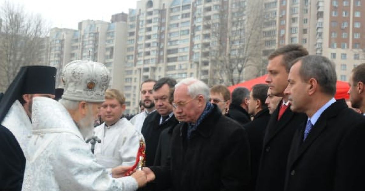 Богослужіння та освячення вод Дніпра провів глава УПЦ (МП) митрополит Володимир, після чого Первосвятитель "поклав на присутніх Боже благословення та окропив святою водою". / © Офіційний сайт Кабінету міністрів України
