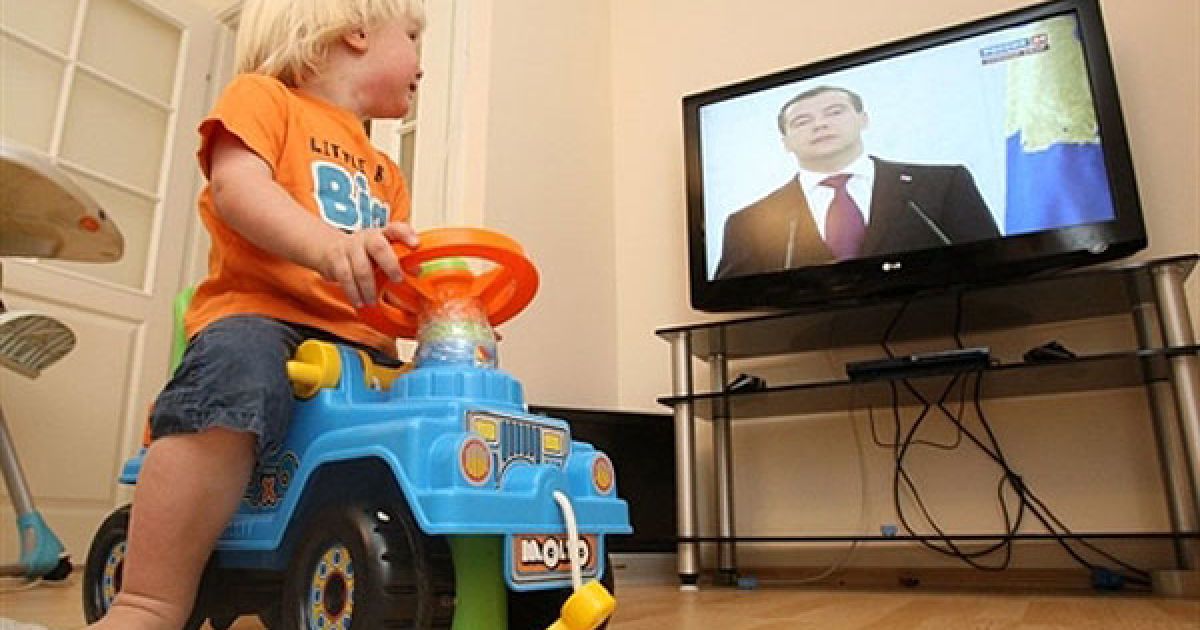 Росія, Санкт-Петербург. Хлопчик дивиться трансляцію щорічного
звернення президента Росії Дмитра Мєдвєдєва до нації у
Санкт-Петербурзі. / © AFP