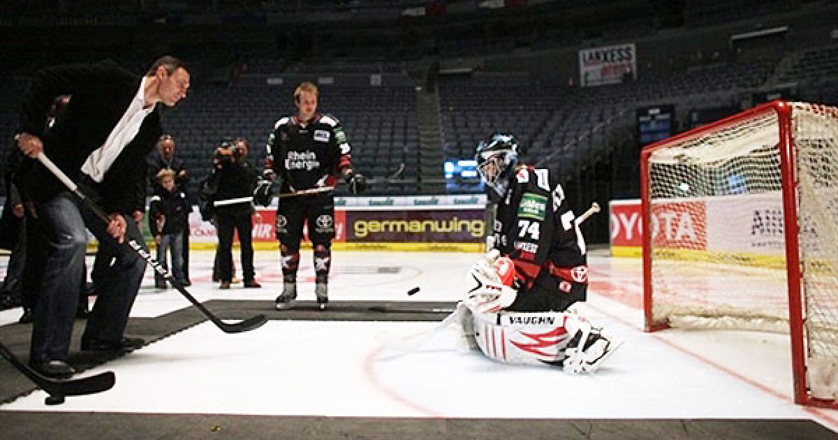 Німеччина, Кельн. Український чемпіон світу з боксу за версією WBC у надважкій вазі Віталій Кличко забиває шайбу після проведення прес-конференції на стадіоні Lanxess Arena у Кельні. Віталій Кличко і Одланьєр Соліс (Куба) провели спільну прес-конференцію перед титульним боєм, призначеним на 19 березня 2011 року. / © AFP