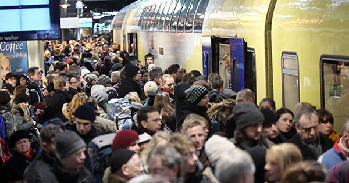 Німеччина, Гамбург. Натовп пасажирів намагається потрапити на потяг на залізничній станції у Гамбурзі. В Європі утримуються складні погодні умови, які ускладнюють транспортний рух в багатьох частинах Європи. / © AFP