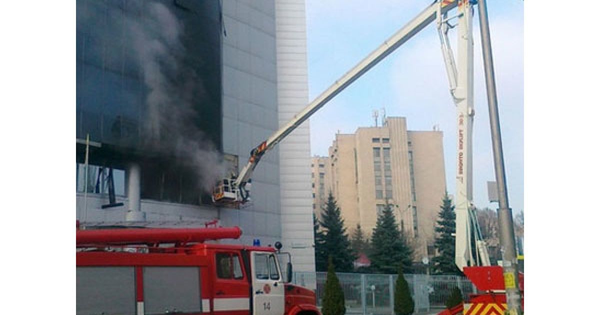 У ліквідації пожежі брали участь 3 пожежні автомобілі, одна "швидка" і 2 міліцейських автомобілі. / © Я - Корреспондент