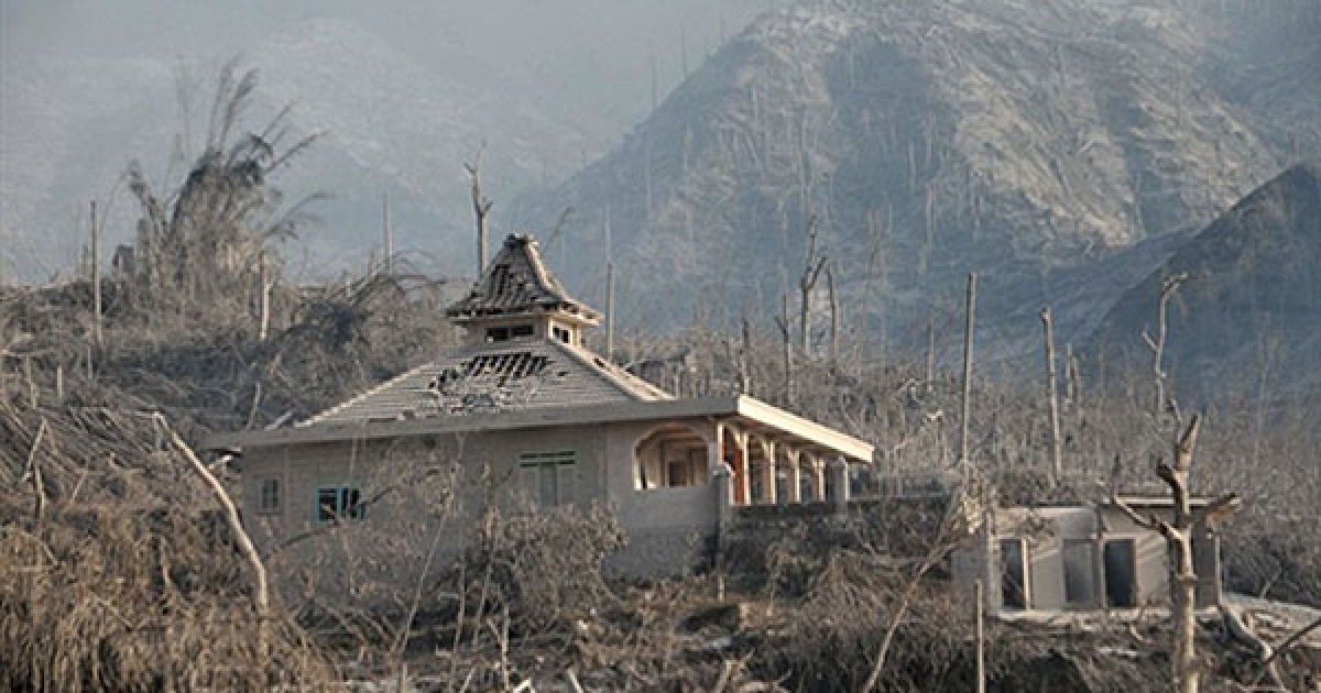 "Офіційна" висота Мерапі становить 2,968 кілометра, однак для активного вулкана це величина змінна: при сильних викидах вона може збільшуватися на десятки метрів в лічені тижні. / © AFP