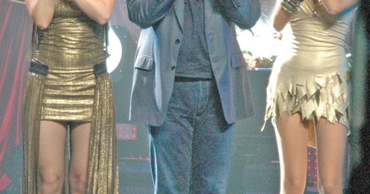 Композитор і продюсер Костянтин Меладзе вийшов на сцену в кедах.