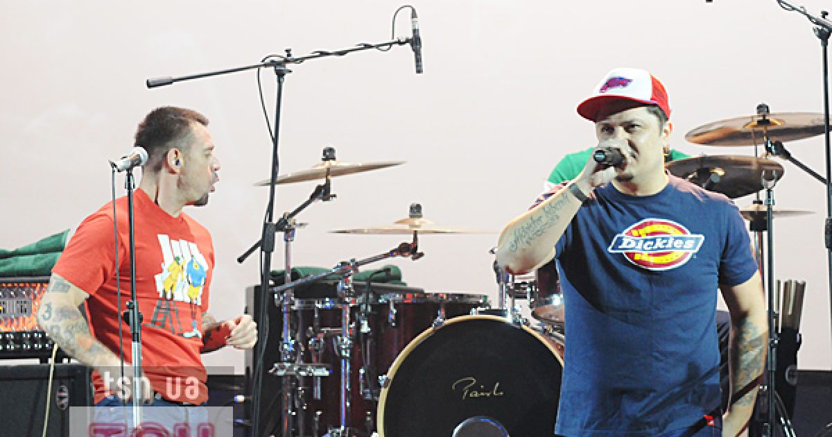 Решту часу зайняв парадний хід по трилогії "Капітал" - "Маніфест" - "Культпросвіт" з незмінними римованими інтро Міхалка в дусі Маяковського і відеорядом для кожної пісні.