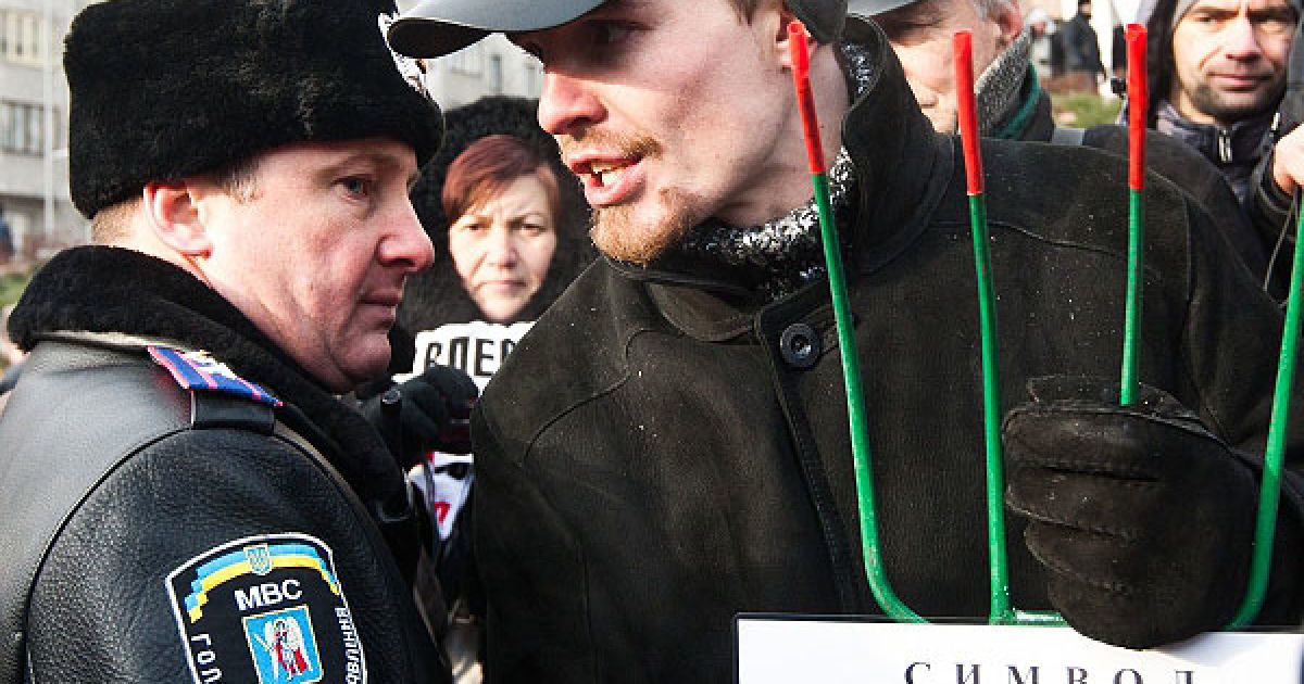 За думкою мітингувальників, "справжнє обличчя Янукович показав", коли 3 грудня, було демонтовано наметове містечко на Майдані.