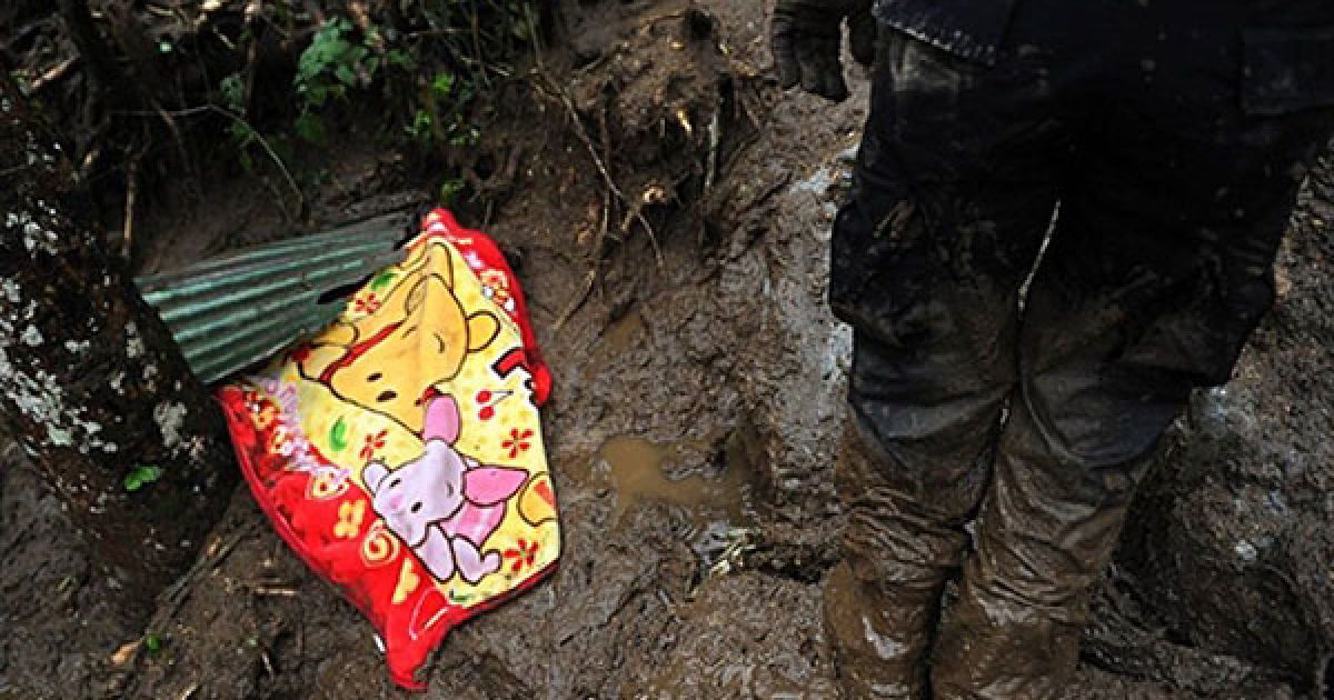 Коста-Ріка, Сан-Антоніо-де-Есказу. Тіло дитини, яка загинула в результаті зсуву, що стався в місті Сан-Антоніо-де-Есказу. Бруд накрив селище у передмісті Сан-Хосе, щонайменше вісім осіб загинули, 15 пропали безвісти. / © AFP