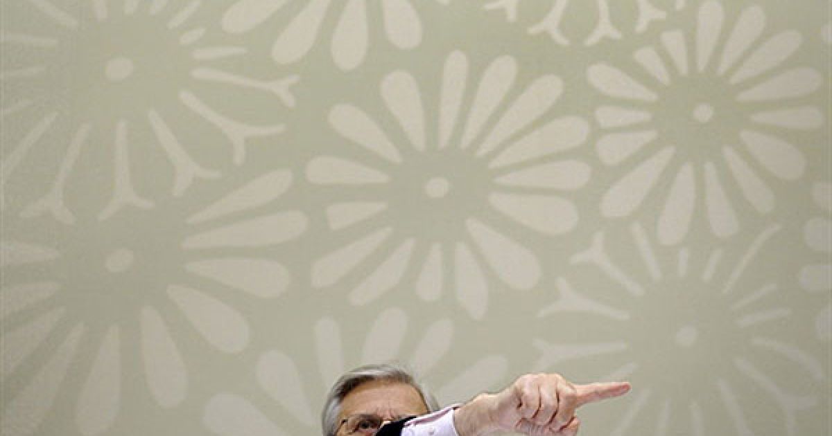 Швейцарія, Базель. Голова Європейського центрального банку Жан-Клод Тріше жестикулює під час прес-конференції після зустрічі представників провідних центральних банків у Базелі. / © AFP