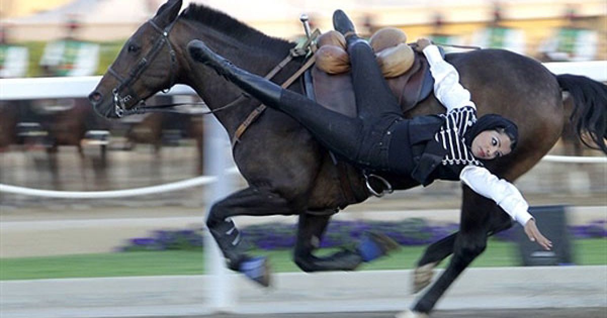 Оман, Маскат. Шоу Оманських королівських кавалеристів під час кінного
заходу, в якому взяли участь британська королева Єлизавета II і лідер
Оману султан Кабус бін Саїд. / © AFP
