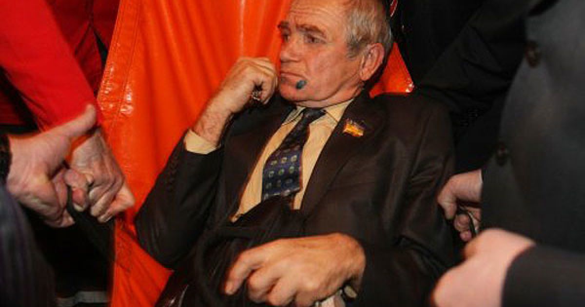 Депутата з фракції &ldquo;БЮТ-Батьківщина&rdquo; Юрія Гнаткевича забрала "швидка" після бійки з депутатами від Партії регіонів. 
Юрія Гнаткевича медики на ношах винесли із зали. / © УНІАН