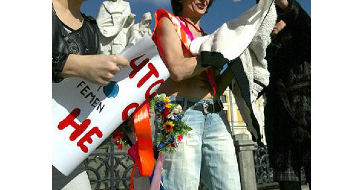 63-річна активістка руху FEMEN роздягнулася на Михайлівській площі у Києві на знак протесту проти підвищення пенсійного віку у жінок. / © УНІАН
