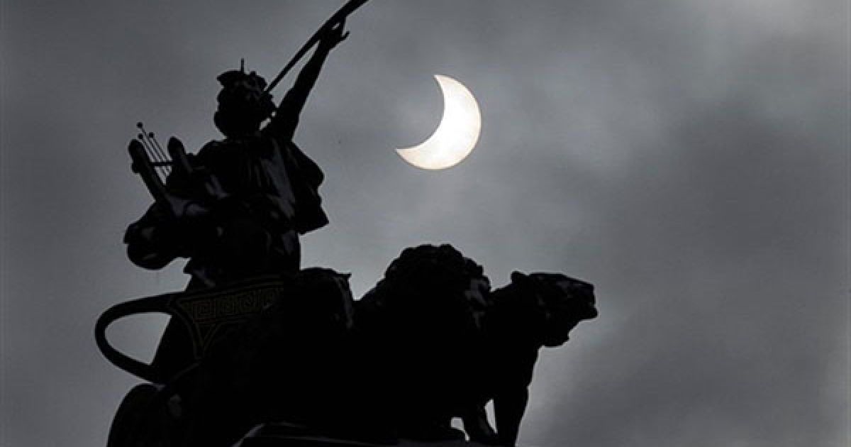Сонячне затемнення у Софії (Болгарія) / © AFP
