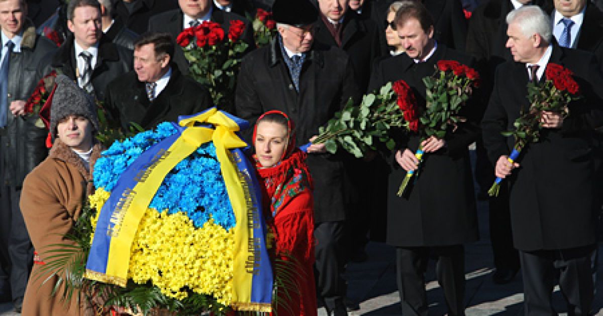 Урядовці взяли участь у церемонії покладання квітів до пам&#039;ятника Тарасу Шевченку в Києві. / © Українські національні новини