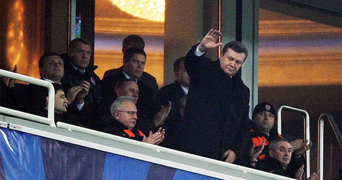 Віктор Янукович вітає уболівальників / © ФК "Шахтар"