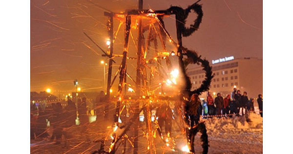 Естонія, Таллінн. Творіння художника з Литви, палаюча скульптура, горить під час проведення першого Чемпіонату світу з палаючих скульптур у Таллінні. Переможець буде обраний 22 січня 2011 року. / © AFP