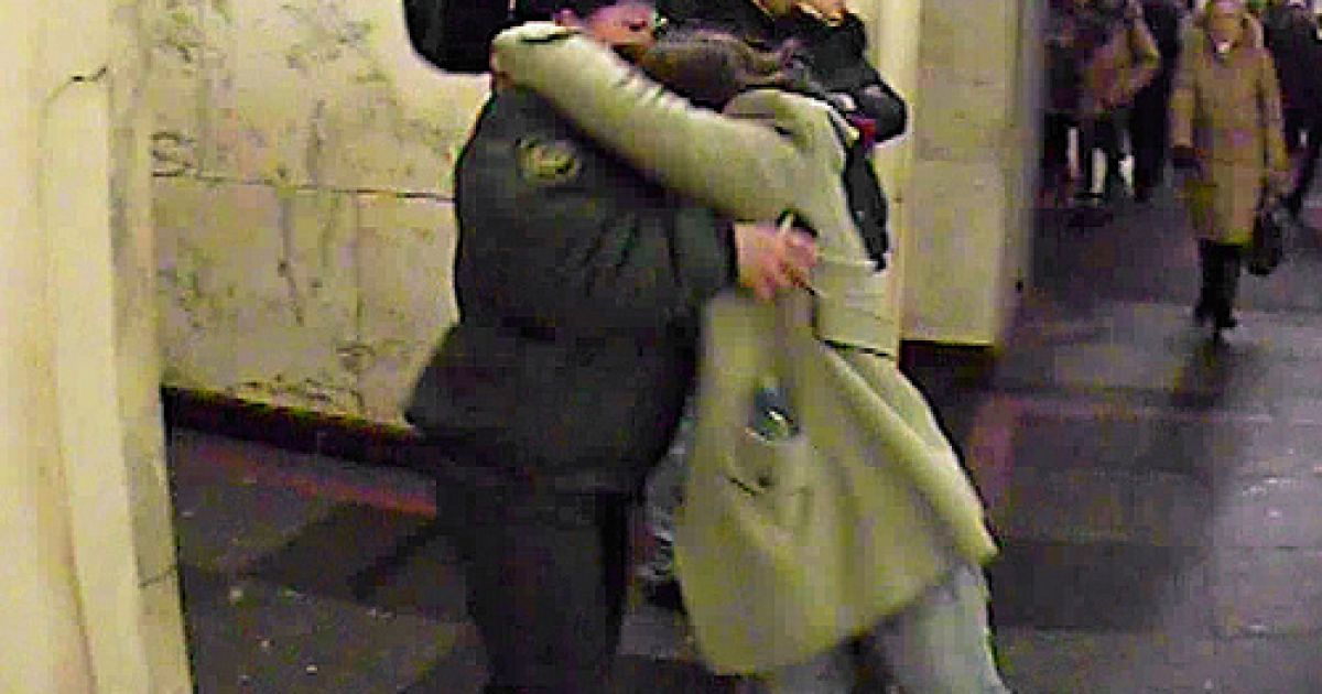 Дівчата з гаслом "Цілуй мусора" кидалися з обіймами і поцілунками на жінок-правоохоронців в центрі Москви. / © wisegizmo.livejournal.com
